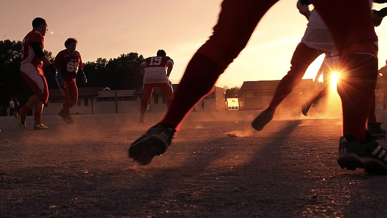 Action de jeu au coucher du soleil — football amateur