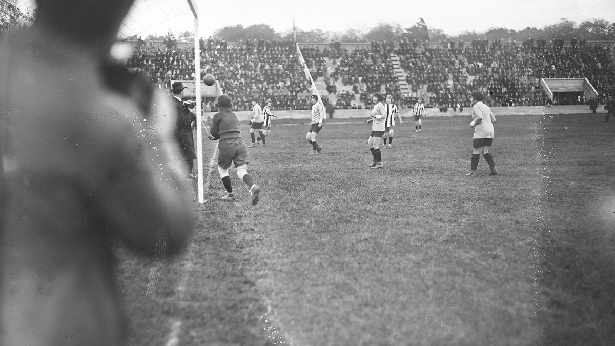 Match de football féminin France-Angleterre, stade Pershing, 1921 (Agence Rol, BnF — domaine public)